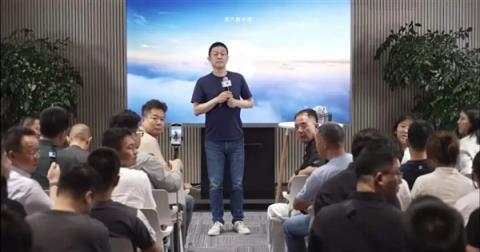 8月狂卖3.1万台 李斌甘愿挨批(图6)