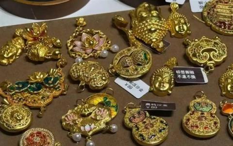 几十元戴金灿灿首饰 紧急提醒：长期佩戴或致中毒(图1)