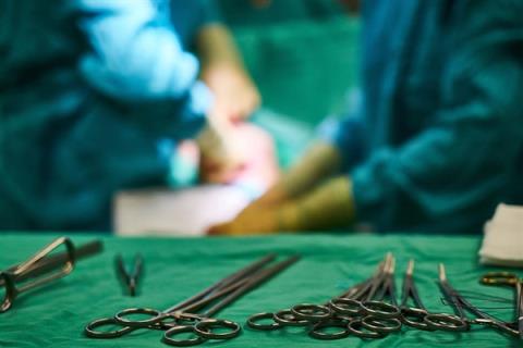 老人借用商家厕所猝死家属索赔20万引热议 法院驳回：网友应对老人家属重罚(图1)