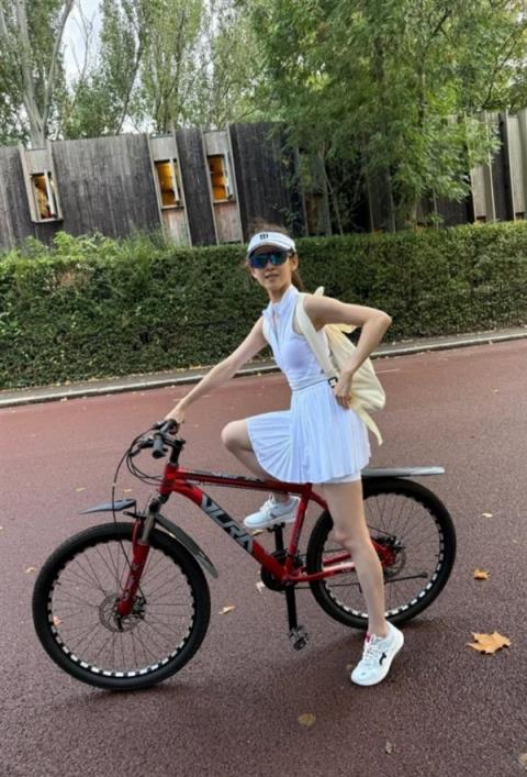 章泽天新照曝光：穿网球服骑单车少女感满满  网友：白到发光(图2)