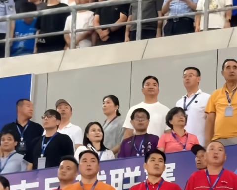 章泽天新照曝光：穿网球服骑单车少女感满满  网友：白到发光(图4)