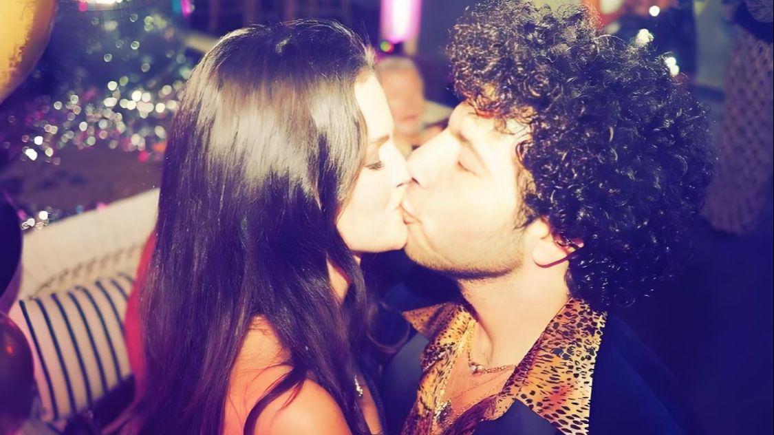 赛琳娜晒与未婚夫亲吻照?摸胸吻脚被批过度开放