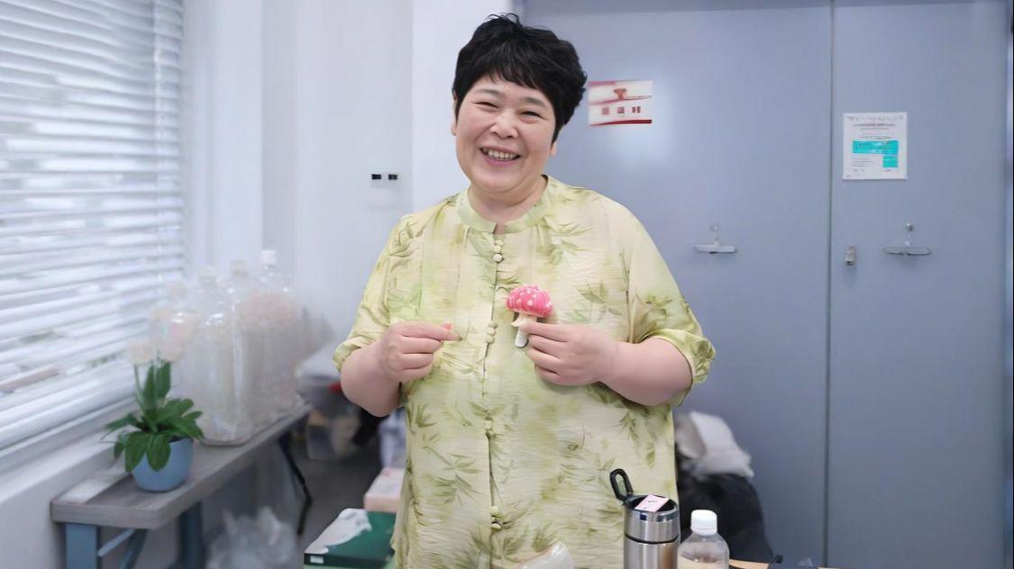 房主任被家暴的真相:丈夫赌博输光积蓄并欠债