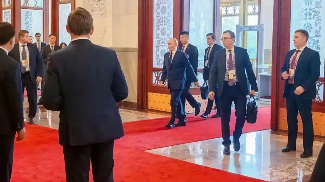 普京抵达人民大会堂画面
