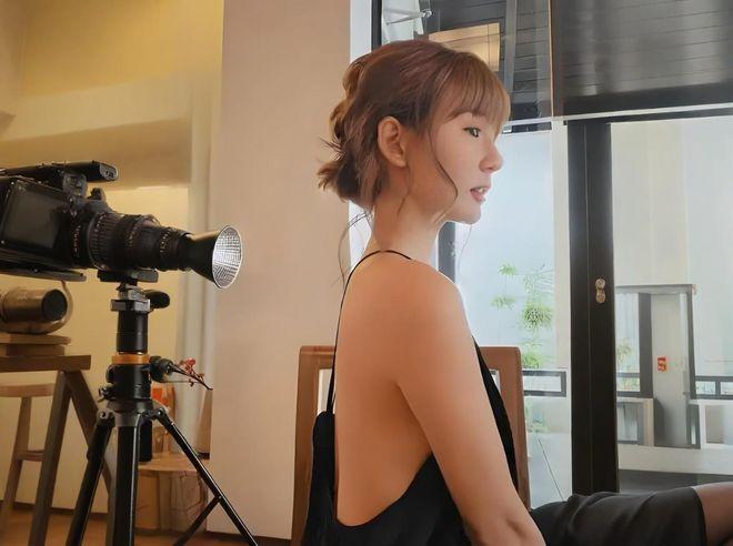 性感女神林莎泳池辣翻:深U条纹泳装引发热议