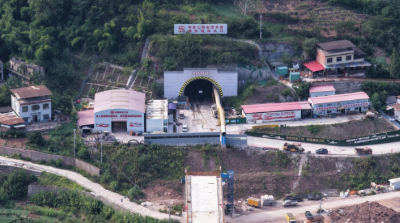 全长4458米!西渝高铁全线首个超4公里单洞双线隧道镇安隧道贯通-图1 全长4458米!西渝高铁全线首个超4公里单洞双线隧道镇安隧道贯通-图1