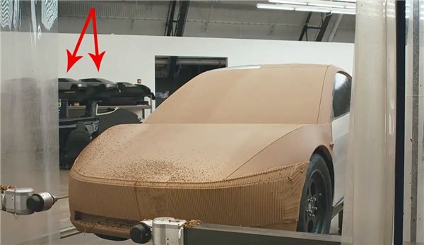 Cybertruck赛博皮卡风格 特斯拉神秘大型SUV首次曝光