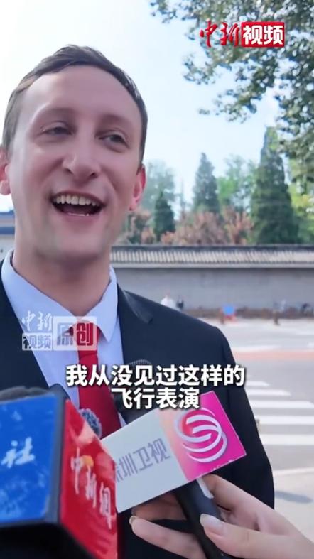 埃文凯尔看受阅飞机:当外国友人遇见中国空中力量的震撼瞬间