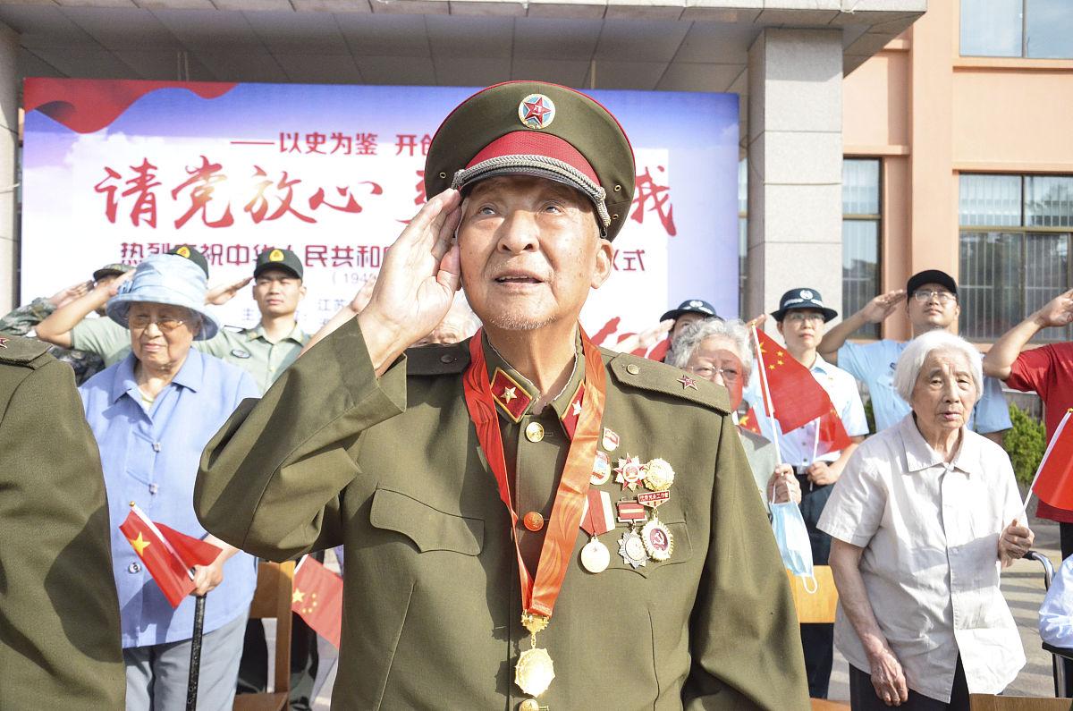 老战士颤巍起身敬礼:一座精神丰碑的永恒瞬间