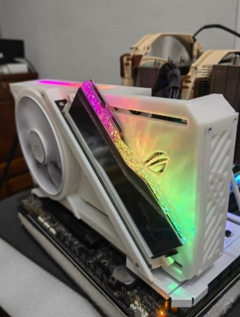 全球首个可以插DDR5内存的显卡！可惜只是个摆设(图2)