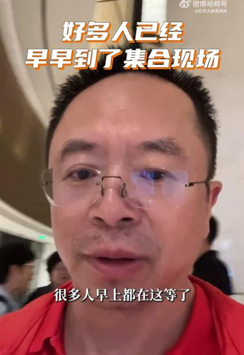 多位企业家参加阅兵观礼：美团王兴与雷军最新合照曝光 周鸿祎偶遇王小川(图8)