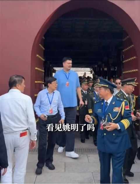 周鸿祎凌晨三点起床奔赴阅兵现场 现场开箱观礼服务包里都有啥(图2)