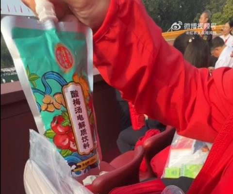 周鸿祎凌晨三点起床奔赴阅兵现场 现场开箱观礼服务包里都有啥(图3)