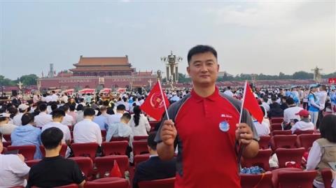 多名京东小哥受邀登上九三阅兵观礼台：荣耀和自豪同在(图1)
