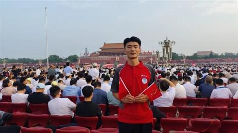 多名京东小哥受邀登上九三阅兵观礼台：荣耀和自豪同在(图2)