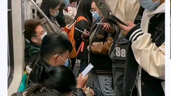 坐地铁发现大家都在看阅兵?网友:一场爱国主义教育的生动课堂