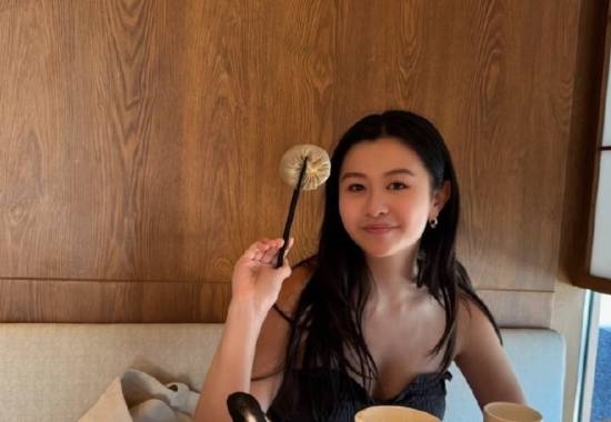 邱淑贞二女儿晒照 淡妆吊带美丽大方 越长越像妈妈-图1 邱淑贞二女儿晒照 淡妆吊带美丽大方 越长越像妈妈-图1
