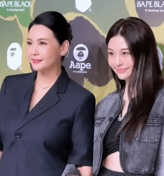 邱淑贞二女儿晒照 淡妆吊带美丽大方 越长越像妈妈-图2 邱淑贞二女儿晒照 淡妆吊带美丽大方 越长越像妈妈-图2