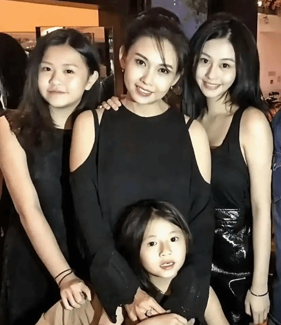 邱淑贞二女儿晒照 淡妆吊带美丽大方 越长越像妈妈-图3 邱淑贞二女儿晒照 淡妆吊带美丽大方 越长越像妈妈-图3