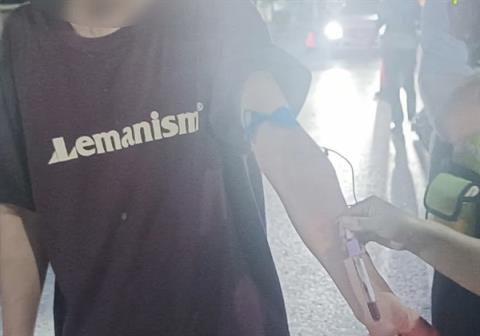 儿子醉驾遇交警检查 后座醉酒父亲急忙顶替：双双被罚(图1)