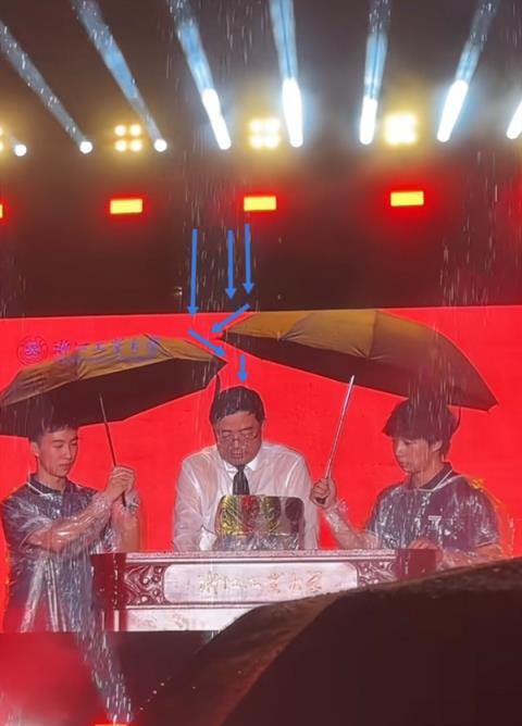 两名新生撑伞精准给校长“浇头” 浙工大回应(图2)