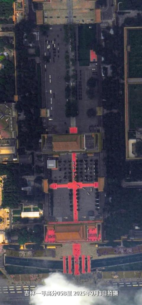 太空镜头下的九三大阅兵钢铁洪流！(图1)