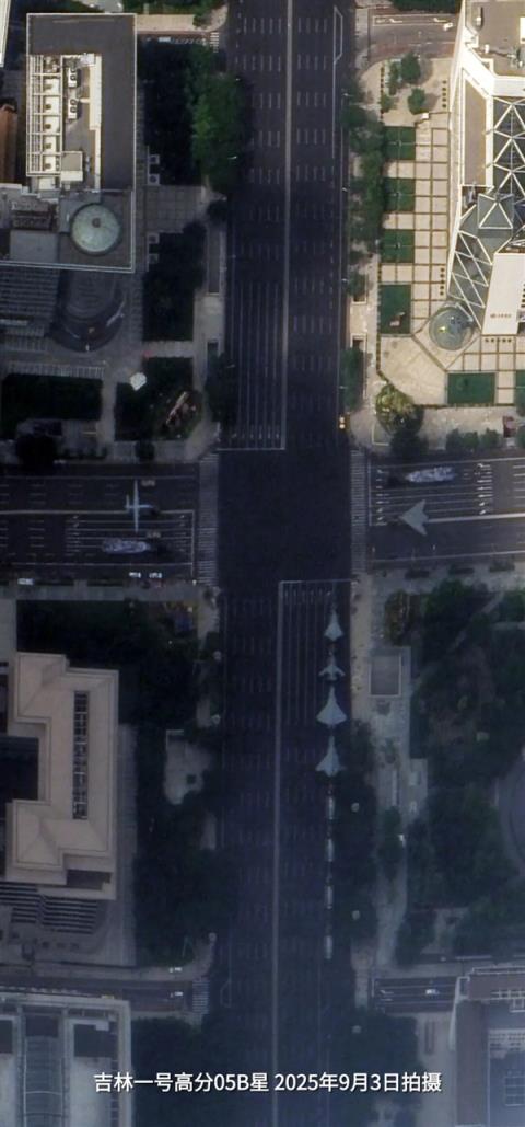 太空镜头下的九三大阅兵钢铁洪流！(图4)