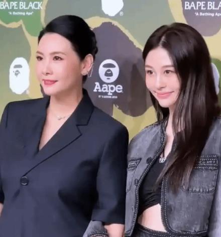 邱淑贞二女儿晒照 淡妆吊带美丽大方 越长越像妈妈(图2)