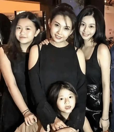 邱淑贞二女儿晒照 淡妆吊带美丽大方 越长越像妈妈(图3)