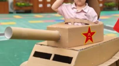 爸爸带娃手搓纸“坦克” 阅兵当天一路开到幼儿园(图1)