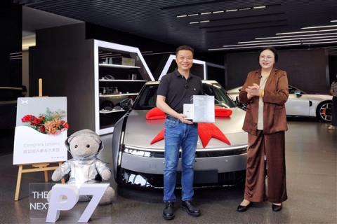 王凤英亲自交车！何小鹏喜提全新小鹏P7：没有鹏翼门的鹏翼版(图1)