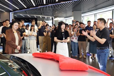 王凤英亲自交车！何小鹏喜提全新小鹏P7：没有鹏翼门的鹏翼版(图2)