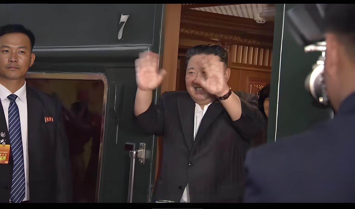 金正恩离京时长时间挥手作别