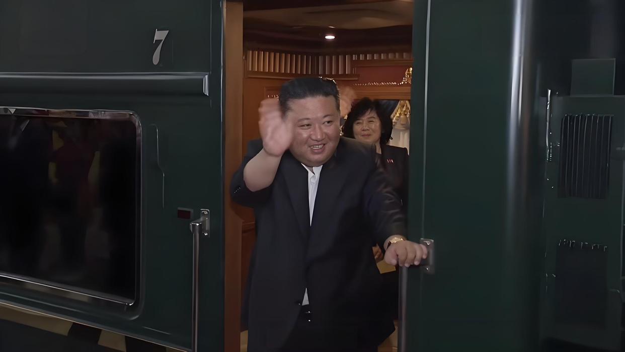金正恩离京时长时间挥手作别