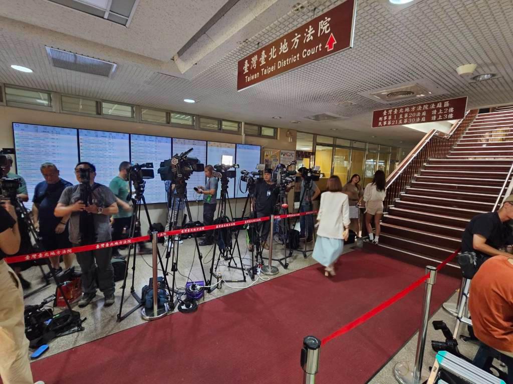 柯文哲以7000万元新台币交保回家