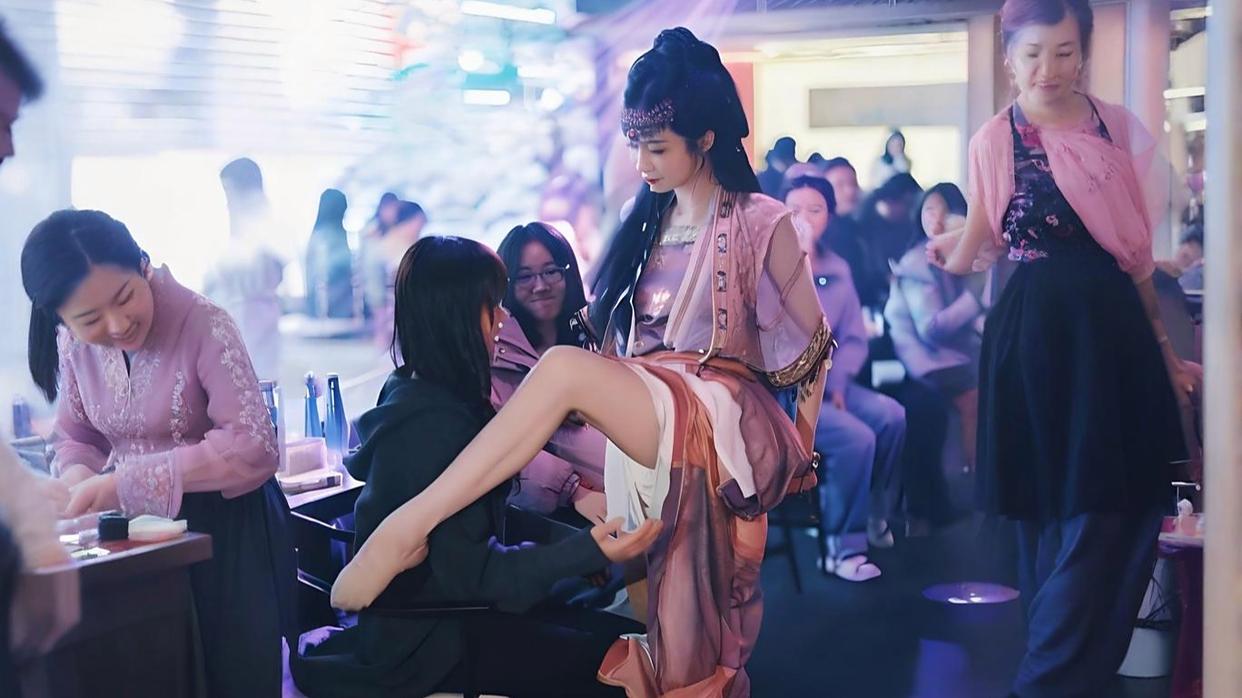 杭州酒馆被曝提供女舞者用嘴喂食服务