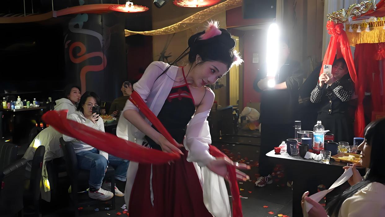 杭州酒馆被曝提供女舞者用嘴喂食服务