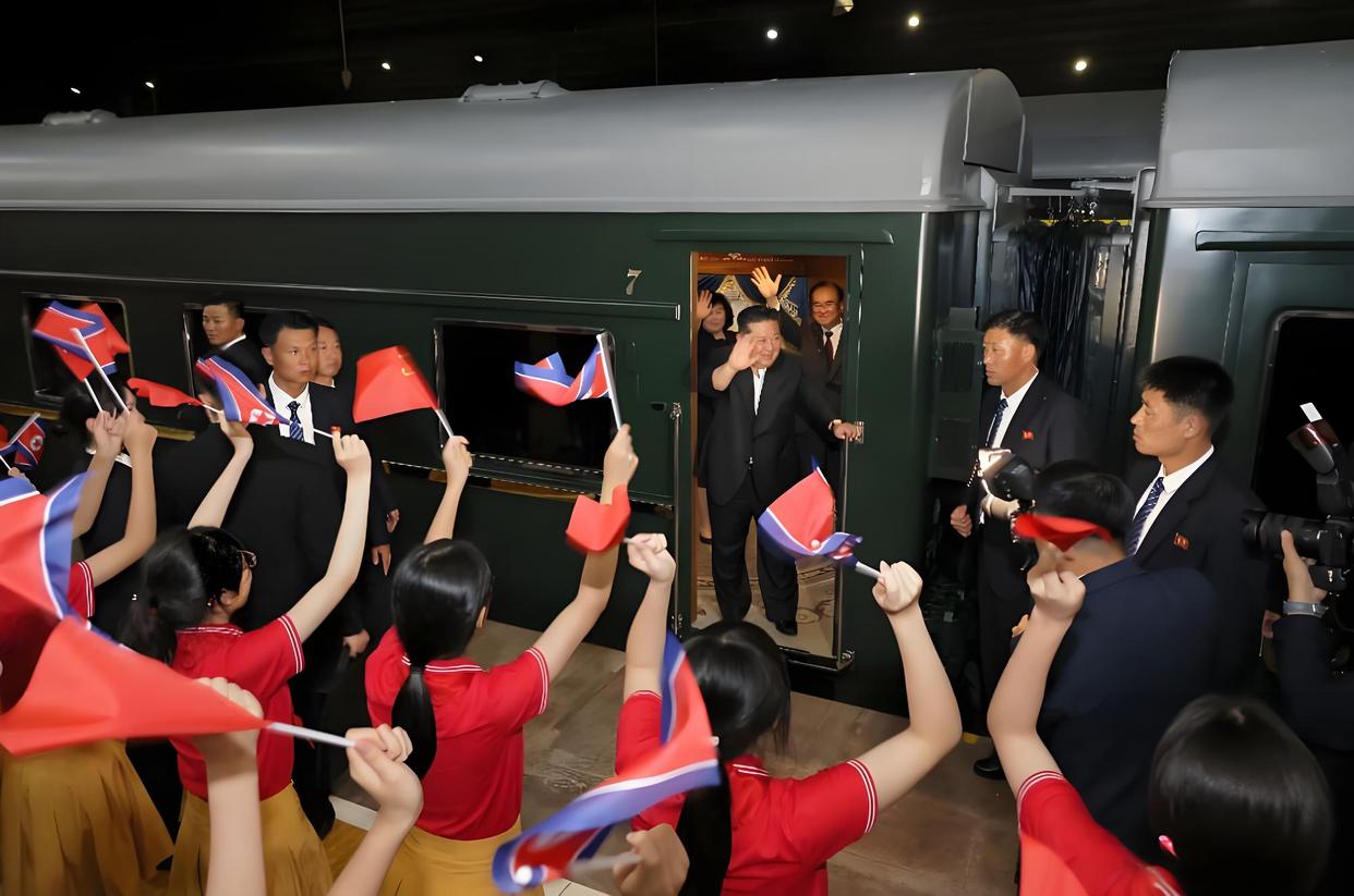 金正恩乘专列离京返程