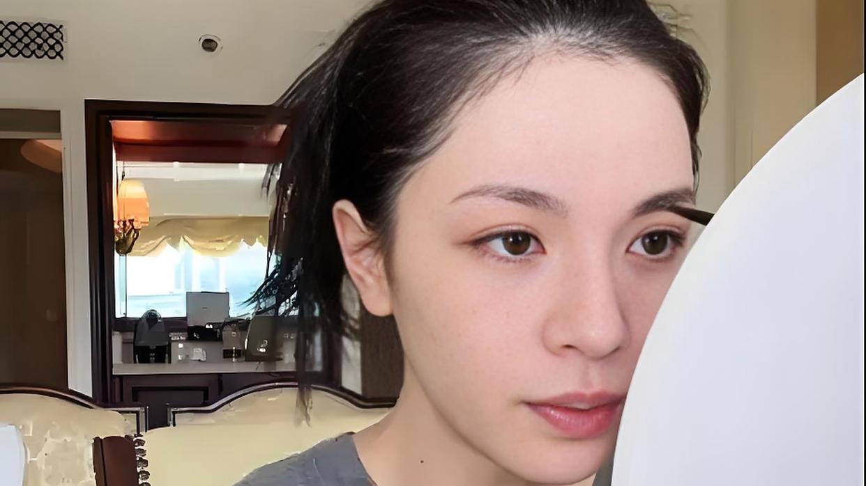 钟楚曦自己化妆:一年能省下来一套房