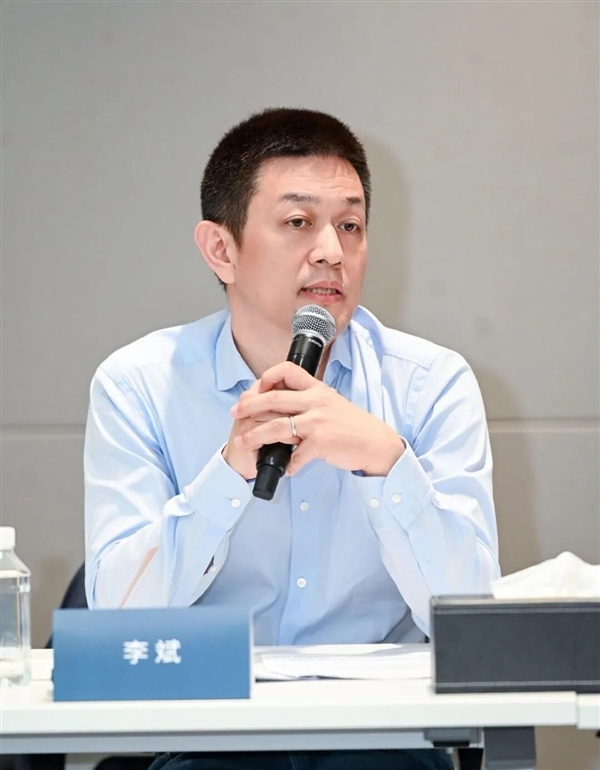 李斌最新闭门会：蔚来不那么头铁了 该听劝得听劝