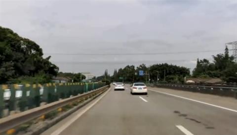 高速上前方两车突然撞到一块 问界M9智驾状态AEB秒触发避险(图1)