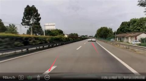 高速上前方两车突然撞到一块 问界M9智驾状态AEB秒触发避险(图2)