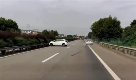 高速上前方两车突然撞到一块 问界M9智驾状态AEB秒触发避险(图3)