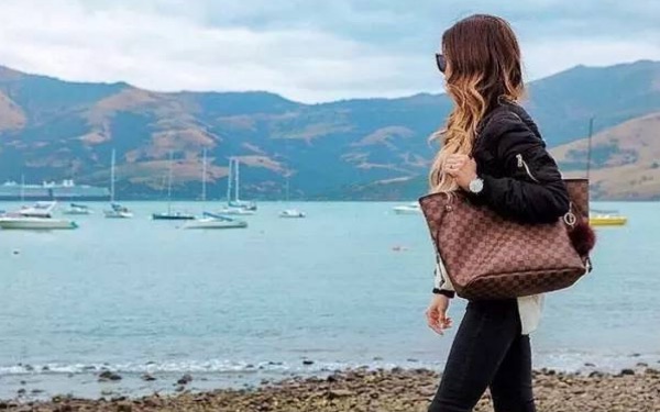 托特包是什么意思?实用性绝对第一-图2 托特包是什么意思?实用性绝对第一-图2