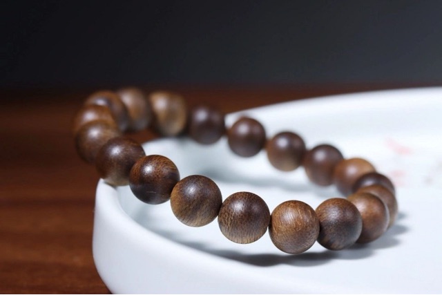 沉香手串怎么盘玩?沉香手串盘玩技巧-图1 沉香手串怎么盘玩?沉香手串盘玩技巧-图1
