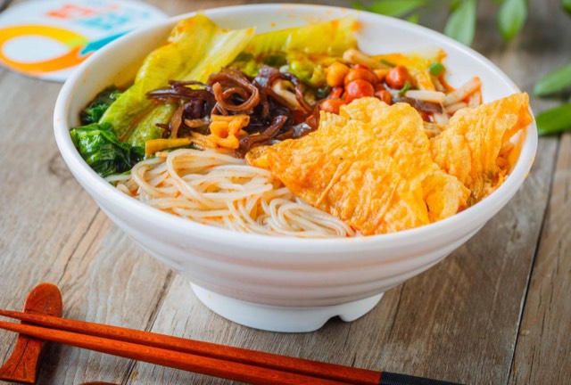 李子柒螺蛳粉怎么煮?李子柒螺蛳粉能泡着吃吗-图1 李子柒螺蛳粉怎么煮?李子柒螺蛳粉能泡着吃吗-图1