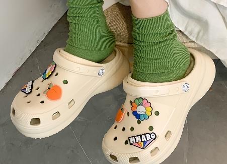 长期穿洞洞鞋的危害?穿洞洞鞋腿会变形吗-图1 长期穿洞洞鞋的危害?穿洞洞鞋腿会变形吗-图1