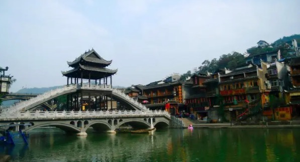 凤凰古城在湖南哪个市(凤凰古城有什么好玩的)-图2 凤凰古城在湖南哪个市(凤凰古城有什么好玩的)-图2