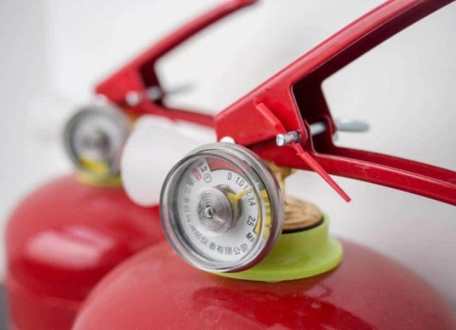 干粉灭火器的压力表指针指向红色,红黄绿三种颜色表示什么意思?-图1 干粉灭火器的压力表指针指向红色,红黄绿三种颜色表示什么意思?-图1