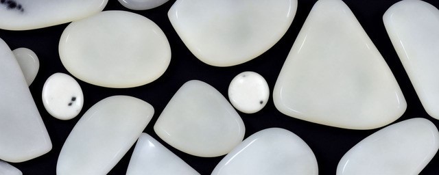 白玉内有黑点是什么玉-图1 白玉内有黑点是什么玉-图1